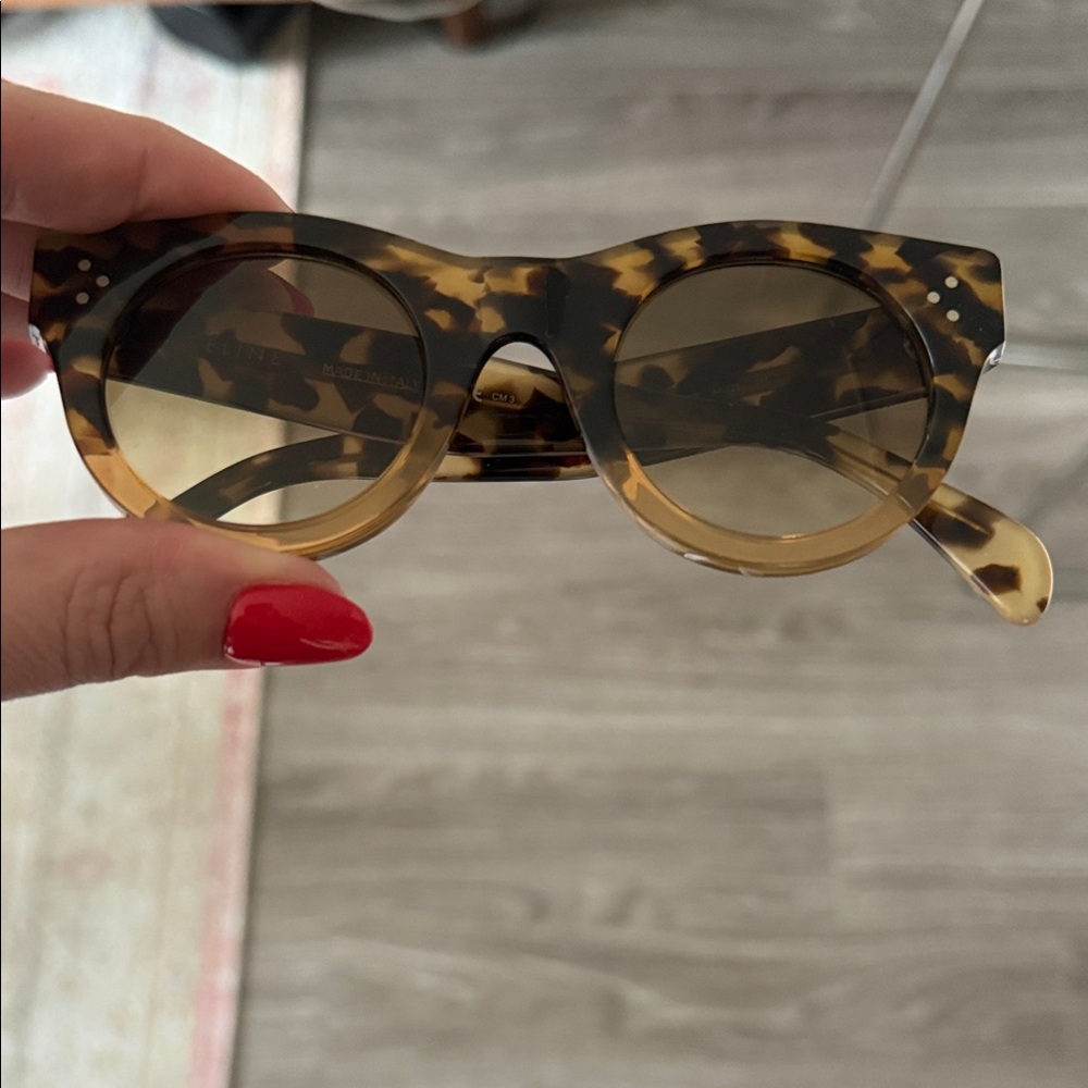 Authentic Céline Tortoiseshell Round Sunglasses - Picture 2 of 11